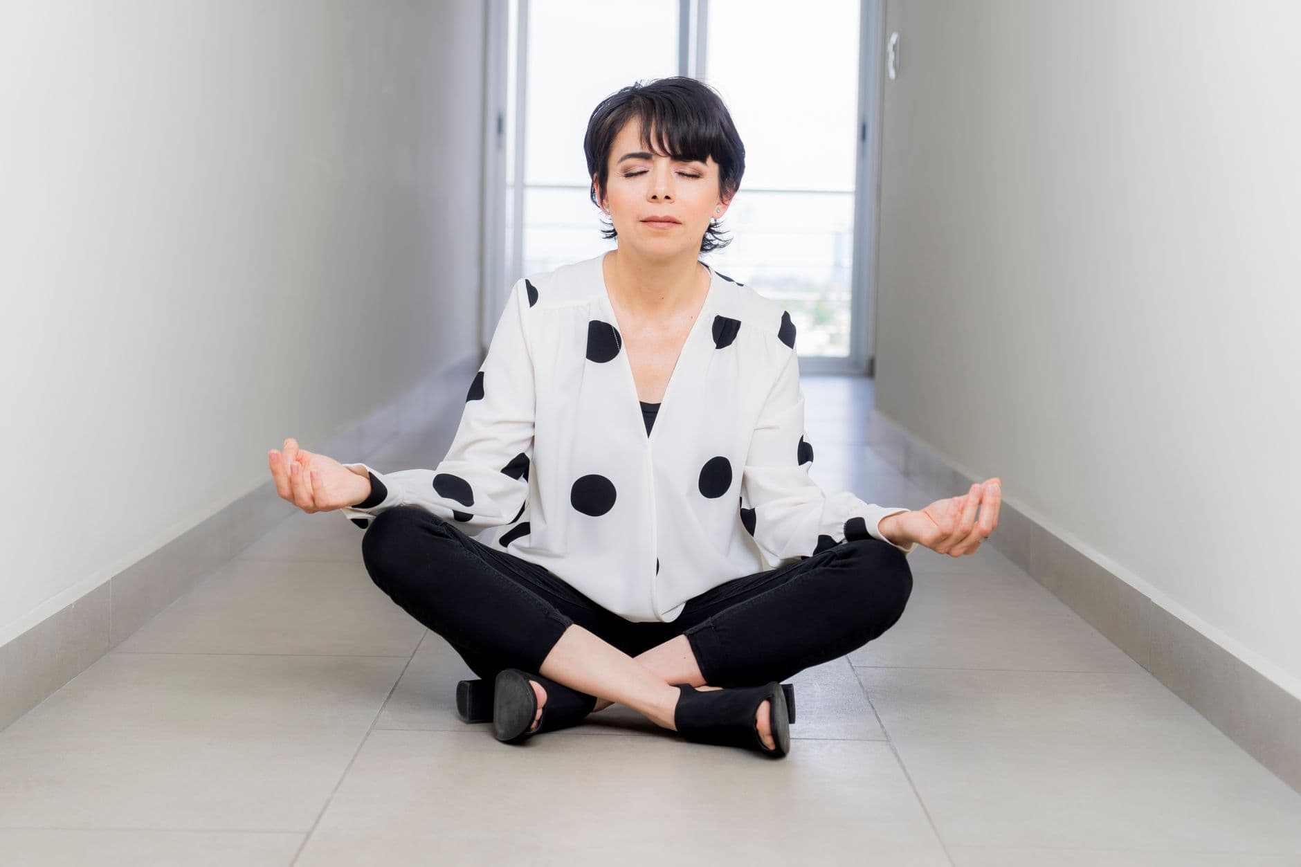 Femme assise en posture d'ancrage au sol, chakra racine Muladhara