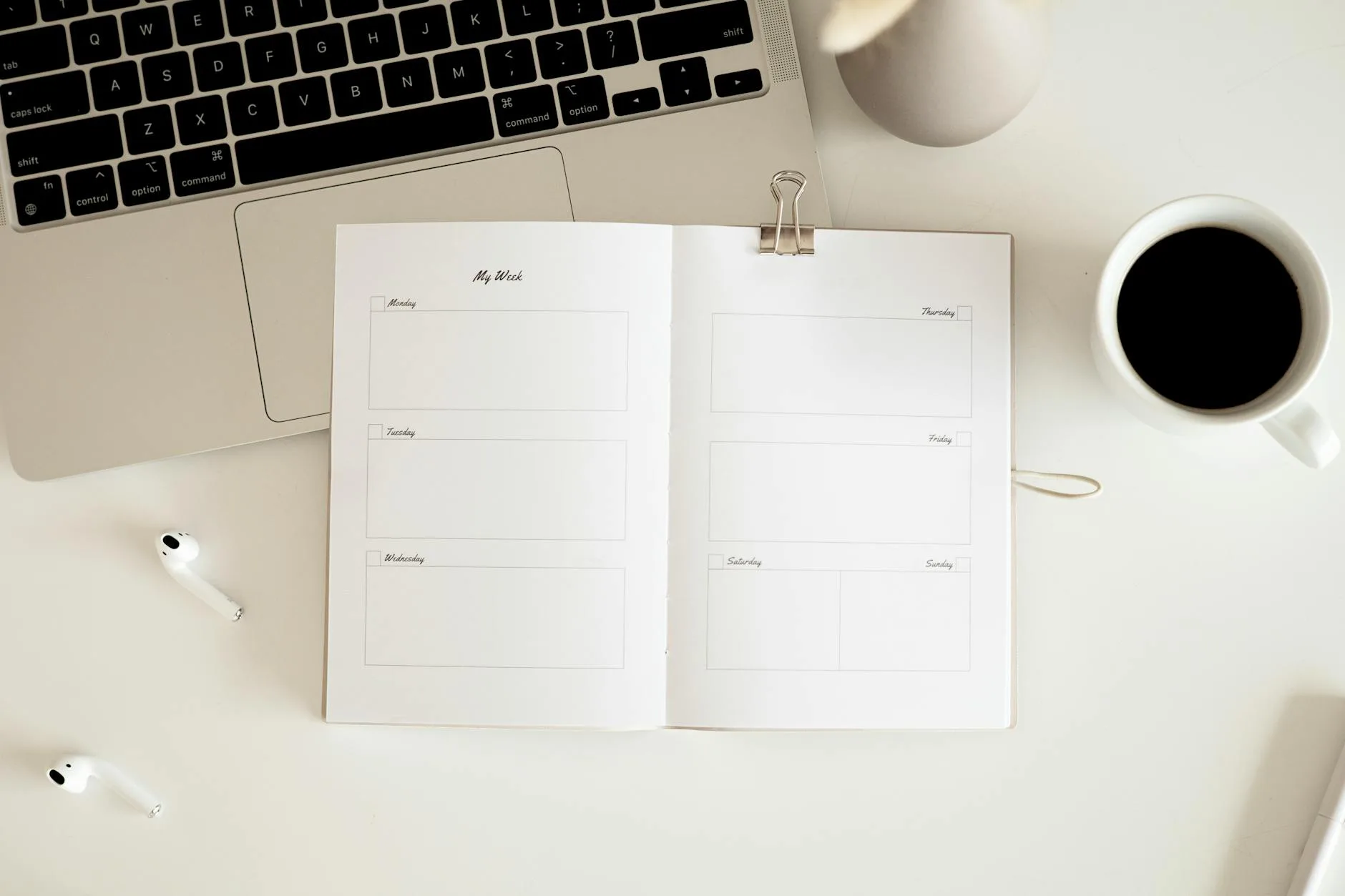 Entrepreneure devant son agenda papier au démarrage de semaine, café à la main, lumière naturelle du matin